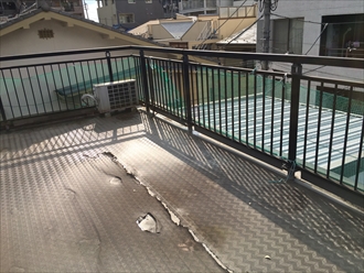 渋谷区富ヶ谷にて屋上防水の点検、経年劣化した塩ビシートは硬化してしまい脆っていきます